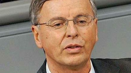 Wolfgang Bosbach (CDU) verlangt ein Krisentreffen zum Umgang mit Flüchtlingen.