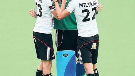 Unter Druck am besten. Deutschlands Spieler bejubeln den achten EM-Titel. Foto: dpa