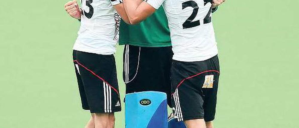 Unter Druck am besten. Deutschlands Spieler bejubeln den achten EM-Titel. Foto: dpa