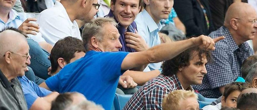 Tobt auch auf der Tribüne: Christian Streich (in blau) nach seinem Platzverweis gegen Hoffenheim.