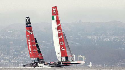 Nur am Anfang gleichauf. Im sechsten Rennen schlug das Team Neuseeland (hinten) die Luna Rossa um knapp zwei Minuten – im Match Race eine kleine Ewigkeit. Foto: Reuters