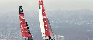 Nur am Anfang gleichauf. Im sechsten Rennen schlug das Team Neuseeland (hinten) die Luna Rossa um knapp zwei Minuten – im Match Race eine kleine Ewigkeit. Foto: Reuters