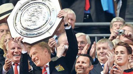 Die Premiere. David Moyes hat mit Manchester United mit dem Community Shield seinen ersten Titel als Trainer gewonnen. Foto: dpa