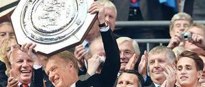 Die Premiere. David Moyes hat mit Manchester United mit dem Community Shield seinen ersten Titel als Trainer gewonnen. Foto: dpa