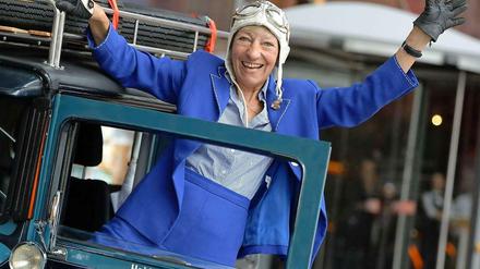 Heidi Hetzer beim Start zu ihrer Weltumrundung. 