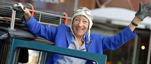 Heidi Hetzer beim Start zu ihrer Weltumrundung. 