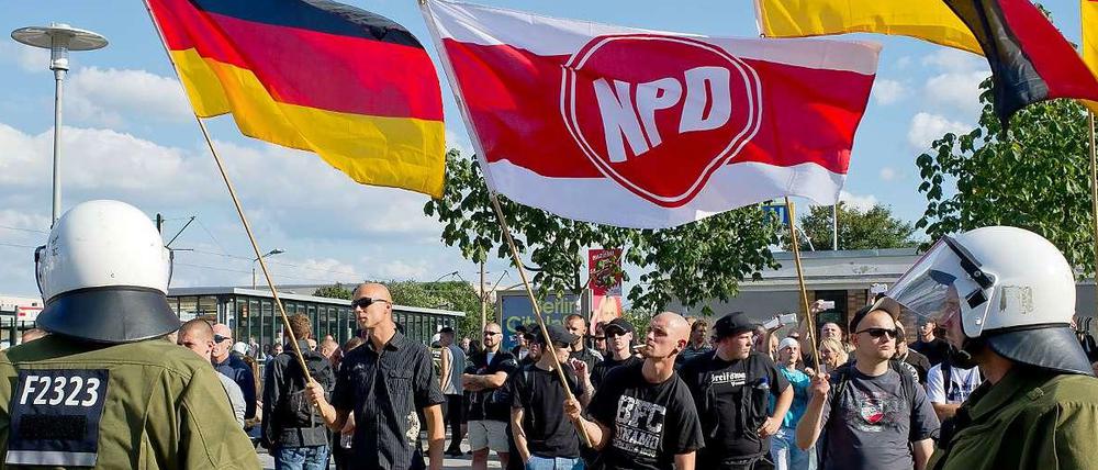 Anhänger der NPD demonstrieren am 24. August 2013 in Berlin-Hellersdorf gegen das dort neu eingerichtete Flüchtlingswohnheim.