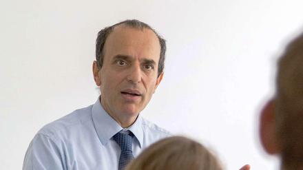 Im Gespräch. Daniel Alter erläutert Mitarbeitern der Amadeu-Antonio-Stiftung das Judentum.