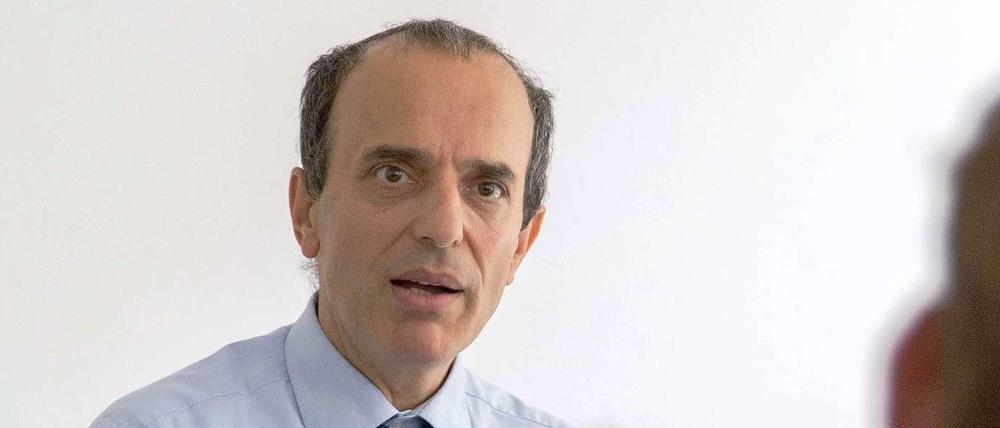 Im Gespräch. Daniel Alter erläutert Mitarbeitern der Amadeu-Antonio-Stiftung das Judentum.