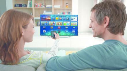 Vielfältig: Samsung liefert mit dem UE 55 Es 8090 schon zwei Fernbedienungen mit. Zusätzlich lässt sich der Smart-TV noch über Apps von Handy oder Tablet steuern.
