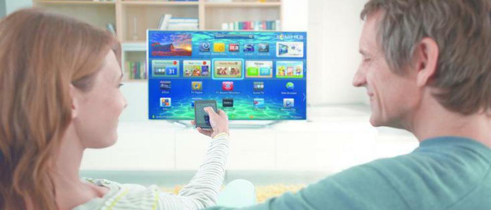 Vielfältig: Samsung liefert mit dem UE 55 Es 8090 schon zwei Fernbedienungen mit. Zusätzlich lässt sich der Smart-TV noch über Apps von Handy oder Tablet steuern.