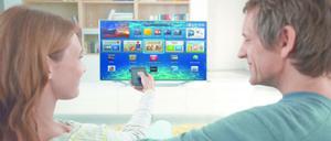 Vielfältig: Samsung liefert mit dem UE 55 Es 8090 schon zwei Fernbedienungen mit. Zusätzlich lässt sich der Smart-TV noch über Apps von Handy oder Tablet steuern.