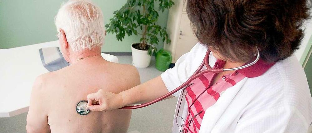 Alte und Kranke werden von manchen Kassen nicht gern angenommen. Das verstößt gegen das Solidarprinzip, kritisiert der Gesundheitsminister. 