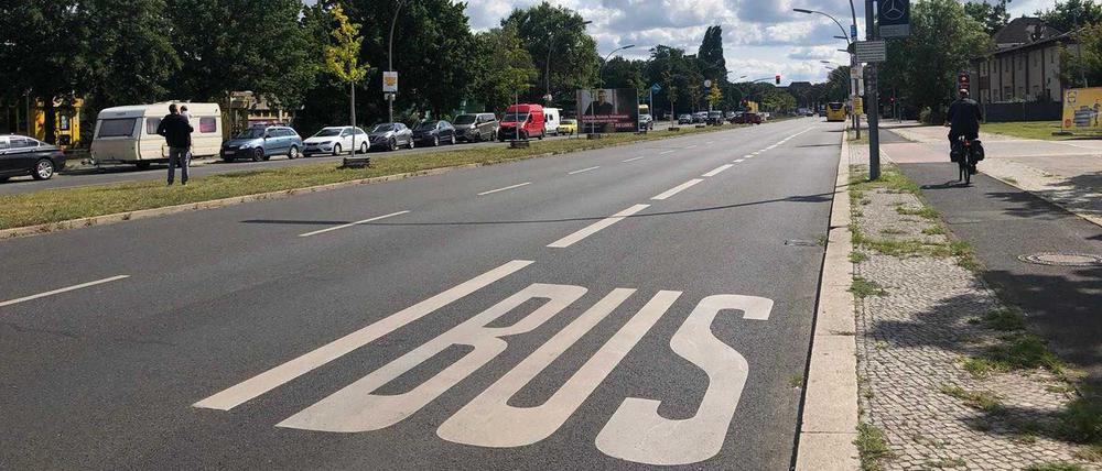 Um diese Ecke geht es: Falkenseer Damm. Links die Halle. Rechts der Radweg. Das Foto entstand dienstags um 13 Uhr.