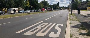 Um diese Ecke geht es: Falkenseer Damm. Links die Halle. Rechts der Radweg. Das Foto entstand dienstags um 13 Uhr.