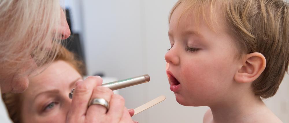 Ein Blick in den Mund reicht Kinderärztinnen und Kinderärzten oft schon, um Scharlach zu erkennen.