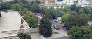 Im Hinterhof von Mies van der Rohe. Hier an die Sigismundstraße soll der Neubau hin, schräg gegenüber der St. Matthäuskirche. So empfiehlt es die Stiftung Preußischer Kulturbesitz. Kulturstaatsministerin Grütters bevorzugt einen Neubau an der Potsdamer Straße.