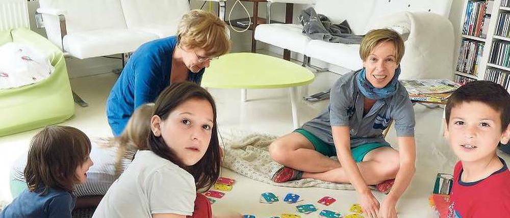 Nur noch Erinnerung. Ramona Krönke (2.v.r.) kümmerte sich mit Freunden oft um die Flüchtlingskinder Magomed und Linda (vorne). Sie wurden ohne Mutter in ein Heim nach Polen gebracht, obwohl der Petitionsausschuss des Bundestags den Fall noch prüft.