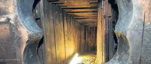 Original. Der Steglitzer Tunnel, entdeckt im Januar, war ausgeklügelt gegraben. Die Täter entkamen unerkannt – und reich. Fotos: dpa