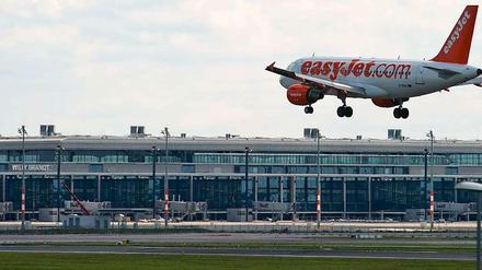 Ein Flugzeug vor dem neuen Terminal des BER: