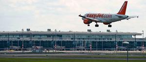 Ein Flugzeug vor dem neuen Terminal des BER:
