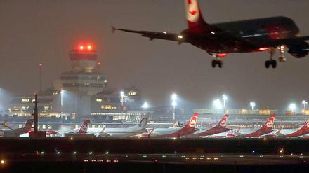 Tegel bei Nacht. Bis wann der Flughafen in Betrieb sein wird, ist noch nicht sicher.