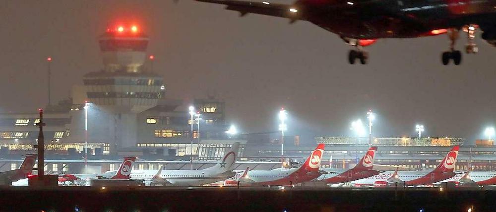 Tegel bei Nacht. Bis wann der Flughafen in Betrieb sein wird, ist noch nicht sicher. 