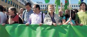 Gegenbewegung. Auch die Grünen formierten sich gestern in Hellersdorf auf dem Alice-Salomon-Platz zur Demo, unter ihnen Renate Künast und Özcan Mutlu. Foto: dpa