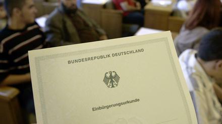 Einbürgerungsurkunde der Bundesrepublik Deutschland. Die meisten Neubürger, die die deutsche Staatsbürgerschaft durch die Berliner Behörden erhielten, stammten im vergangenen Jahr aus der Türkei (1746), Vietnam (369), Polen (351), der Ukraine (213) und Russland (206).