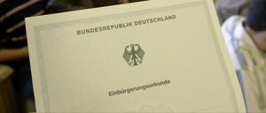 Einbürgerungsurkunde der Bundesrepublik Deutschland. Die meisten Neubürger, die die deutsche Staatsbürgerschaft durch die Berliner Behörden erhielten, stammten im vergangenen Jahr aus der Türkei (1746), Vietnam (369), Polen (351), der Ukraine (213) und Russland (206).