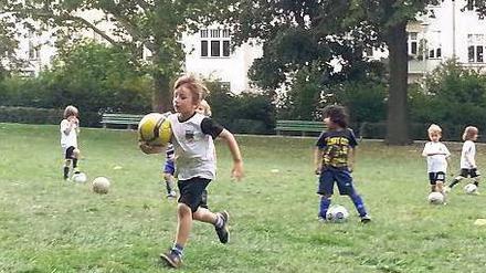 In der Abseitsfalle. Mitarbeiter des bezirklichen Ordnungsamtes nahmen an fußballspielenden Kindern im Charlottenburger Lietzenseepark Anstoß. 