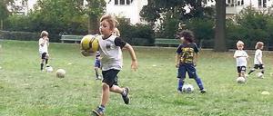 In der Abseitsfalle. Mitarbeiter des bezirklichen Ordnungsamtes nahmen an fußballspielenden Kindern im Charlottenburger Lietzenseepark Anstoß. 