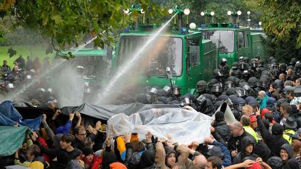 Am sogenannten "Schwarzen Donnerstag", dem 30.9.2010 wurden mehrere Demonstranten von Wasserwerfern verletzt, einige sogar schwer.