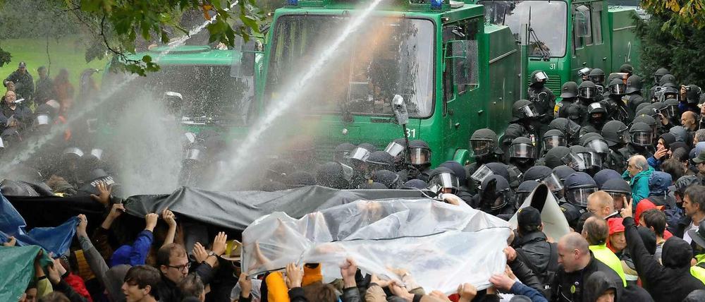 Am sogenannten "Schwarzen Donnerstag", dem 30.9.2010 wurden mehrere Demonstranten von Wasserwerfern verletzt, einige sogar schwer.