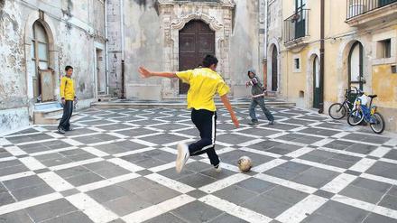 Spielplatz Piazzetta. Im Altstadtviertel Ortigia von Syrakus zeigt sich Sizilien wie erträumt. Touristen finden hier smarte, kleine Hotels.