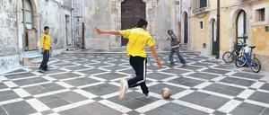 Spielplatz Piazzetta. Im Altstadtviertel Ortigia von Syrakus zeigt sich Sizilien wie erträumt. Touristen finden hier smarte, kleine Hotels.