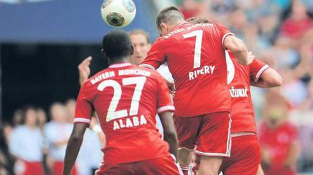 Kopfball kann er auch! Franck Ribéry trifft auf ungewohnte Weise zum späten 1:0 der Bayern gegen Nürnberg. Foto: dpa