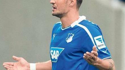 Warum immer ich? Nach seinem Elfmetertor ohrfeigt Sejad Salihovic den Freiburger Julian Schuster und muss vom Platz. 