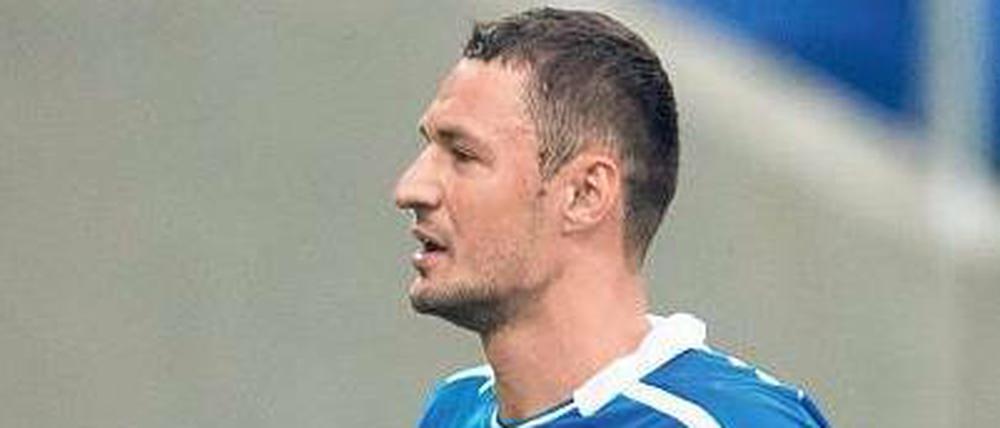 Warum immer ich? Nach seinem Elfmetertor ohrfeigt Sejad Salihovic den Freiburger Julian Schuster und muss vom Platz. 