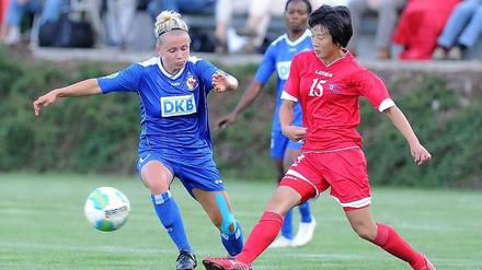 Kicken für die Völkerverständigung: Die Potsdamerin Julia Simic (l) im Zweikampf mit der Nordkoreanerin Kim Nam Hi.
