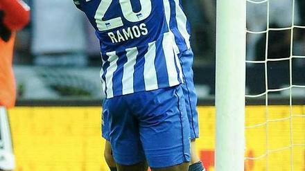 Torschütze feiert Vorbereiter. Nach großartiger Vorlage von Niko Schulz (oben) musste Adrian Ramos nur noch einschieben. 
