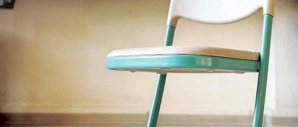 Wenn der Stuhl leer bleibt. Bei Schul-Unlust können Lehrer helfen, die genau nachfragen.
