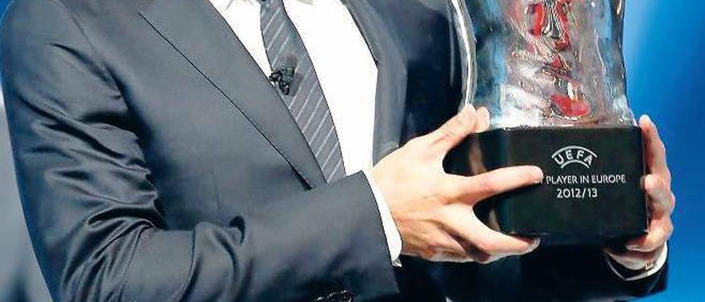 Da freut sich der Franzose. Franck Ribéry wurde gestern als Europas Fußballer des Jahres geehrt. Der Flügelspieler des FC Bayern setzte sich bei der von der Uefa vergebenen Auszeichnung gegen die Superstars aus der spanischen Primera Division durch. Lionel Messi vom FC Barcelona belegte Rang zwei, Cristiano Ronaldo (Real Madrid) Platz drei. Foto: Reuters