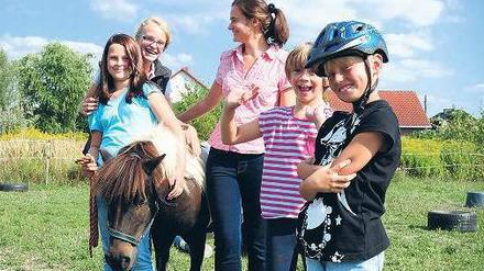 Hufenweise. Die Kinder sind begeistert von der Natur auf dem Bauernhof - und wollen das Natürliche erhalten. 