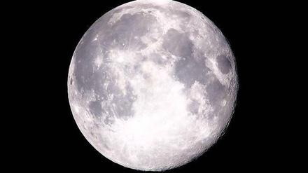 Von der Erde abgesprengt. Der Mond könnte das Produkt einer großen atomaren Katastrophe auf der Erde sein, vermuten einige Forscher. Vielleicht können künftige Mondmissionen helfen, die Frage zu klären. Etwa die der Chinesen. Bis Ende des Jahres will China die Raumsonde „Chang’e 3“ in Richtung Erdtrabant schicken und auf ihm landen.