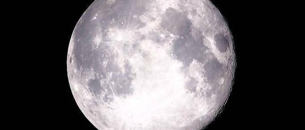 Von der Erde abgesprengt. Der Mond könnte das Produkt einer großen atomaren Katastrophe auf der Erde sein, vermuten einige Forscher. Vielleicht können künftige Mondmissionen helfen, die Frage zu klären. Etwa die der Chinesen. Bis Ende des Jahres will China die Raumsonde „Chang’e 3“ in Richtung Erdtrabant schicken und auf ihm landen.