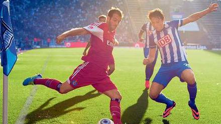 Der Sonne entgegen. Hamburgs Rafael van der Vaart (r.) im Zweikampf mit Herthas Nico Schulz. Foto: dpa