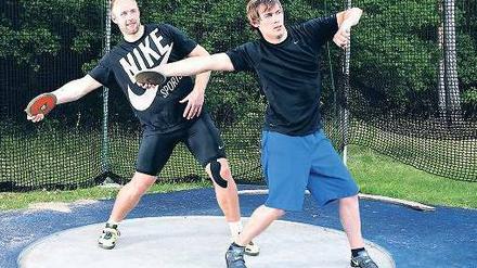 Zwei Weltmeister im Ring. Robert Harting (l). und Sebastian Dietz beim gemeinsamen Training im Kienbaum. Foto: Dirk Lässig