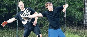 Zwei Weltmeister im Ring. Robert Harting (l). und Sebastian Dietz beim gemeinsamen Training im Kienbaum. Foto: Dirk Lässig