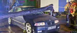 Baum fällt auf fahrendes Auto in Berlin-Neukölln. Kein Einzelfall in Berlin.